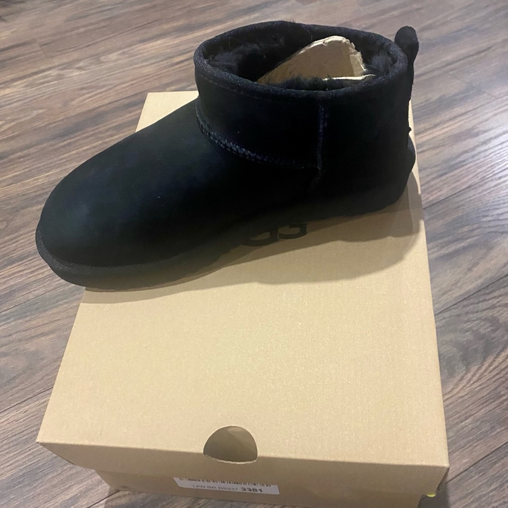 UGG CLASSIC ULTRA MINI ***SIZE 8***